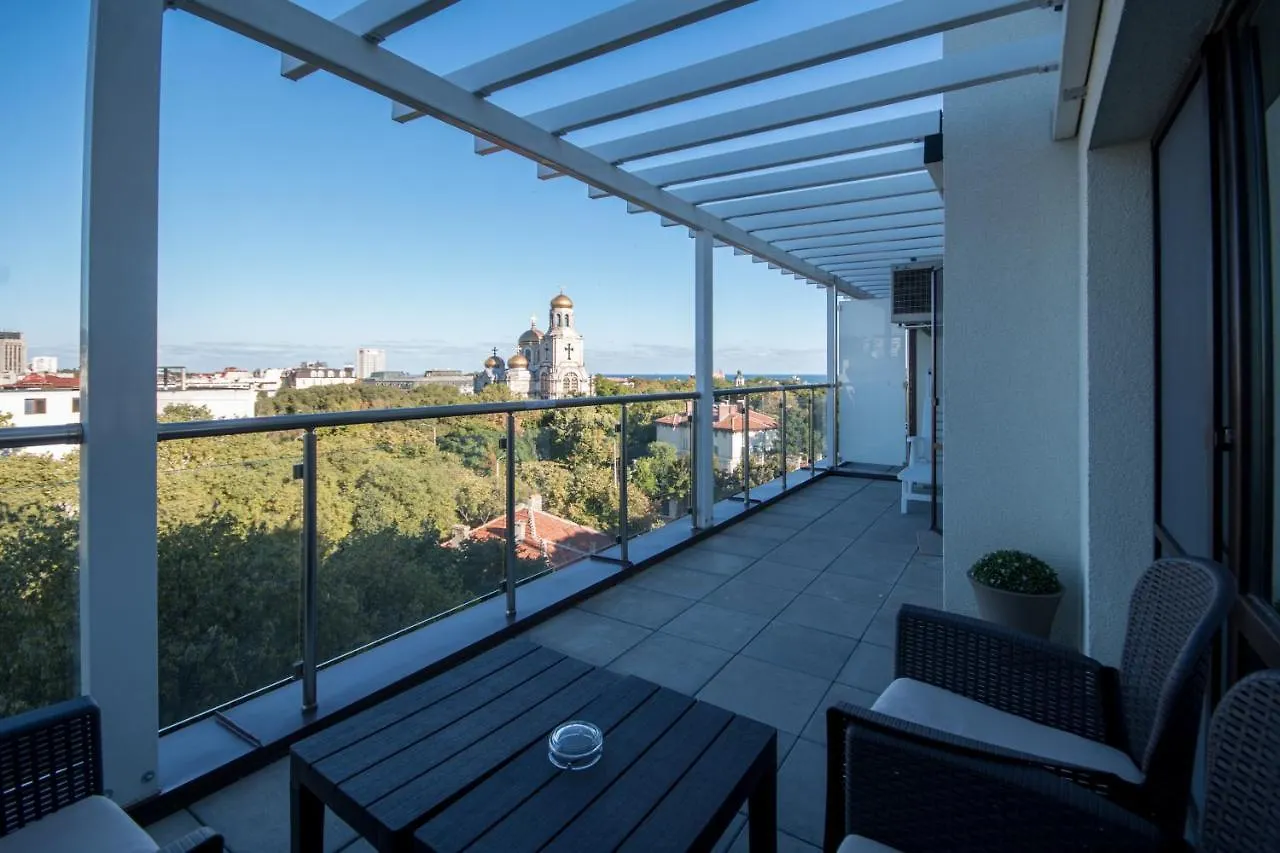 City Apartments Triumph Warna